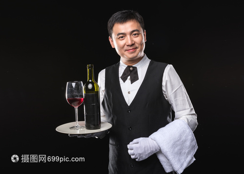 男服务生红酒服务要领 专业与仪态并重